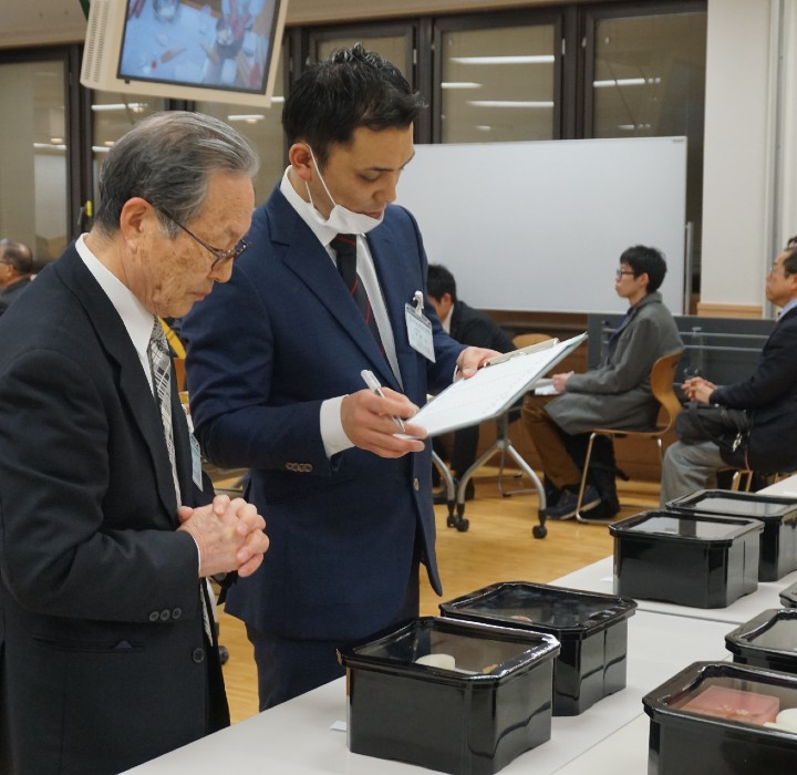東和会例会で和菓子作品の審査風景