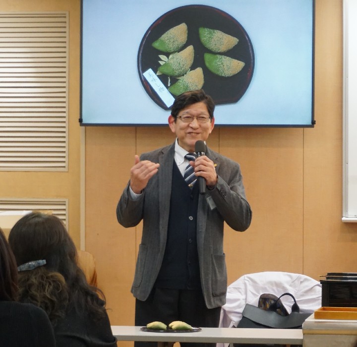 東和会例会で出品作品の品評や講習会を行います