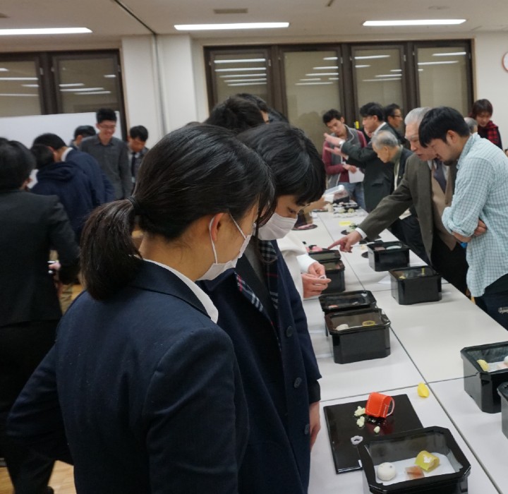 東和会例会出品作品の見学風景