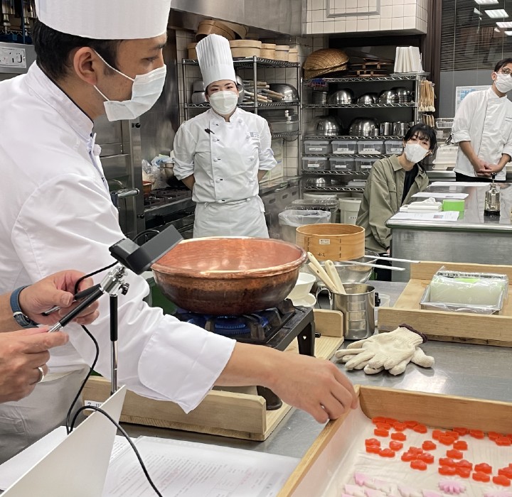東和会青年部の和菓子講習会風景。講師森崎宏先生