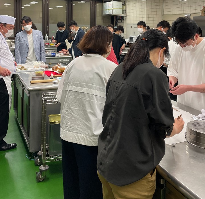 東和会青年部の和菓子講習会風景